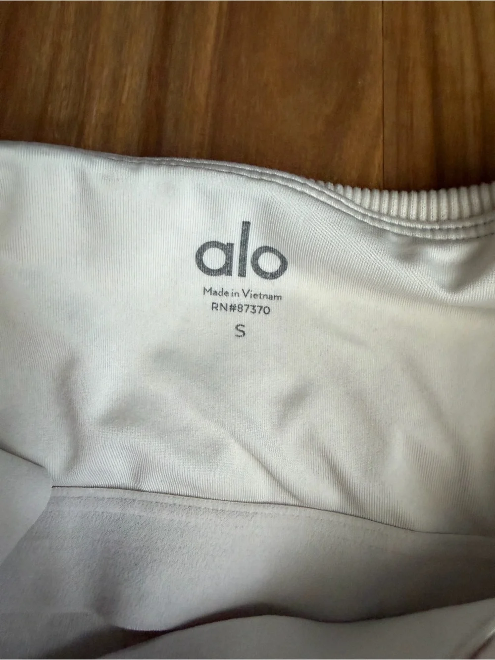 ALO Yoga cream white